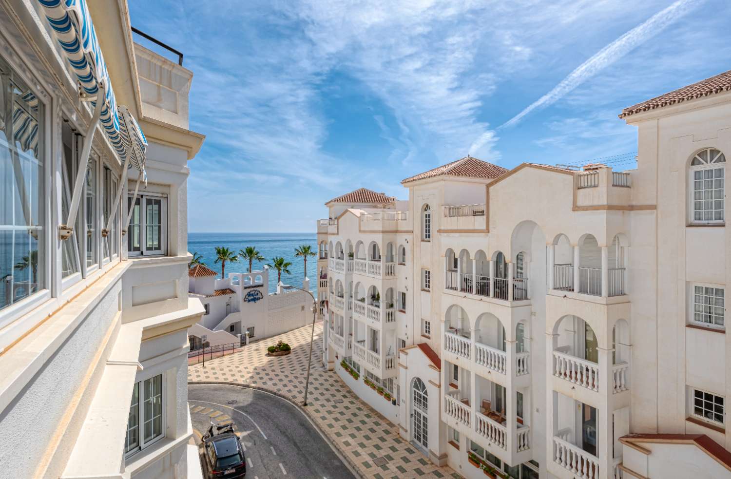 Apartamento en planta alta con vistas al mar en venta en Nerja, zona playa Torrecilla