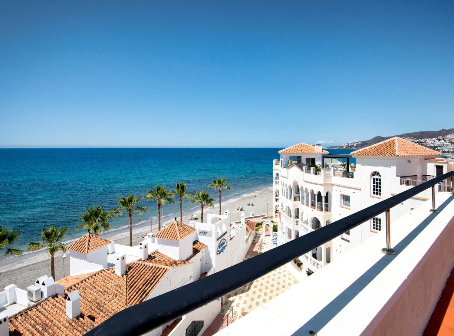 Apartamento en planta alta con vistas al mar en venta en Nerja, zona playa Torrecilla