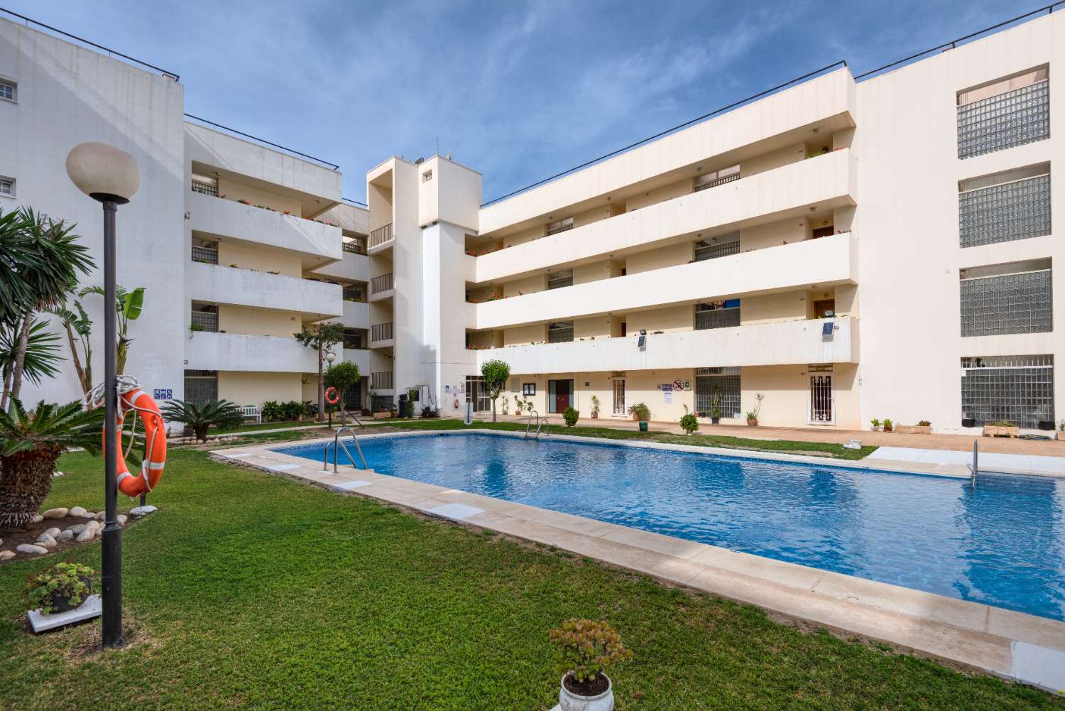 Appartement op de bovenste verdieping met zeezicht te koop in Nerja, Torrecilla strand