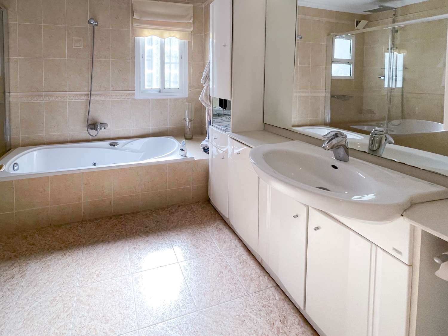 Chalet en venta en Nerja, Urb. Alhambra.