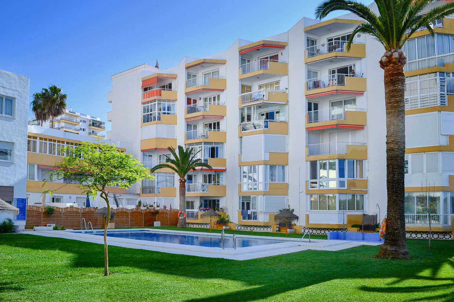 A la venta un apartamento en primera línea de playa en la playa de Torrecilla, Nerja