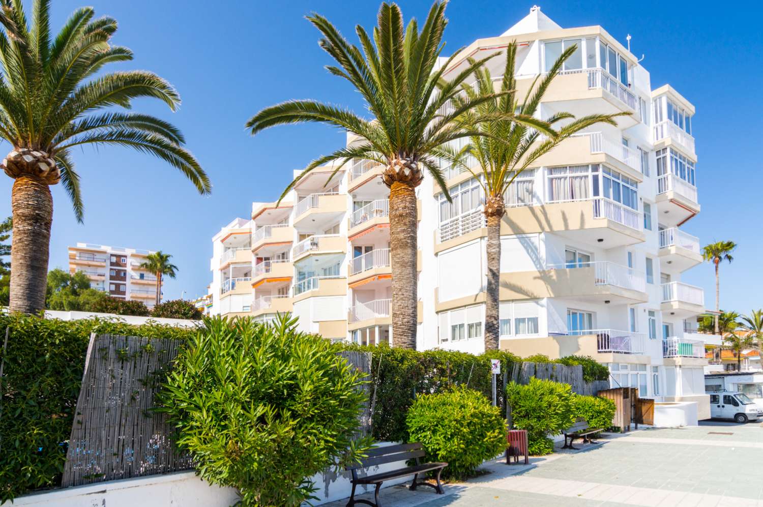 Te koop een appartement aan het strand in Torrecilla strand, Nerja