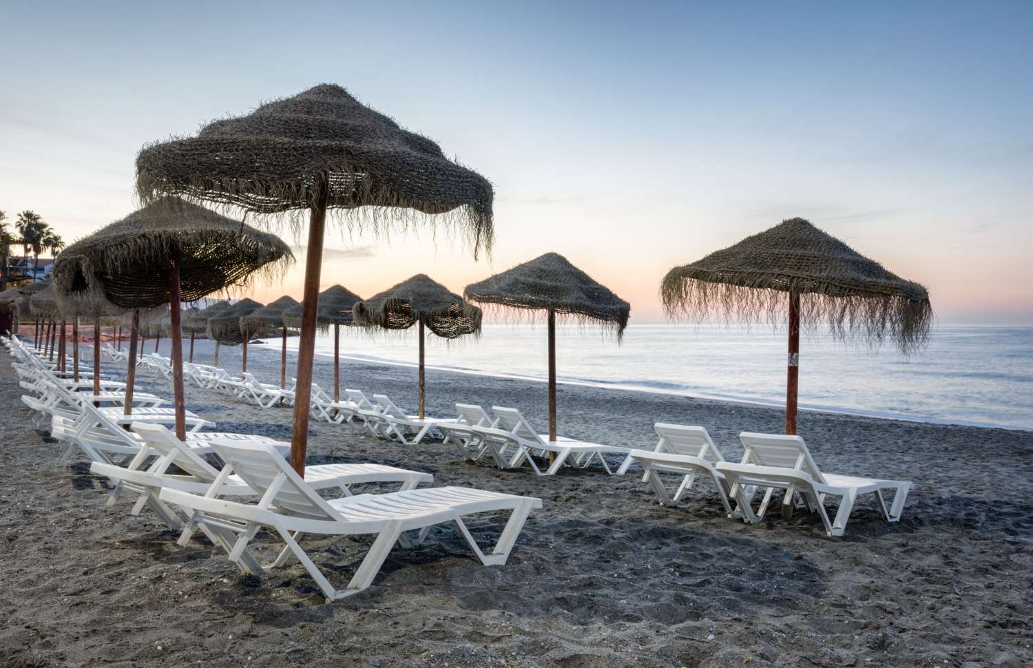 A la venta un apartamento en primera línea de playa en la playa de Torrecilla, Nerja