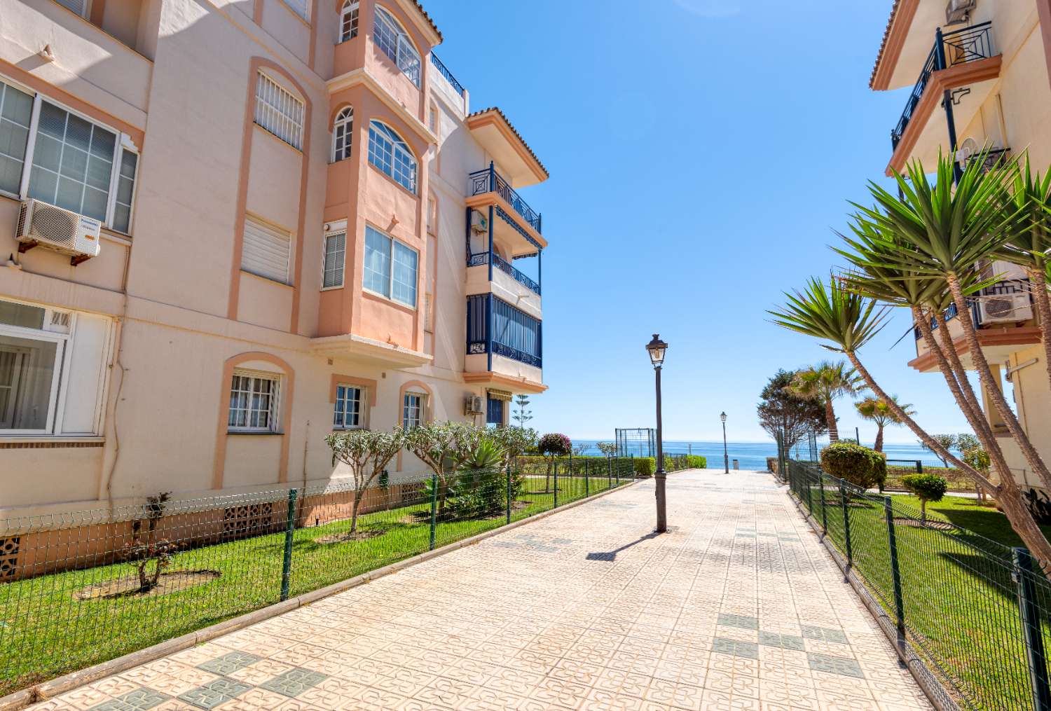 Appartement aan het strand te koop in El Peñoncillo, Torrox