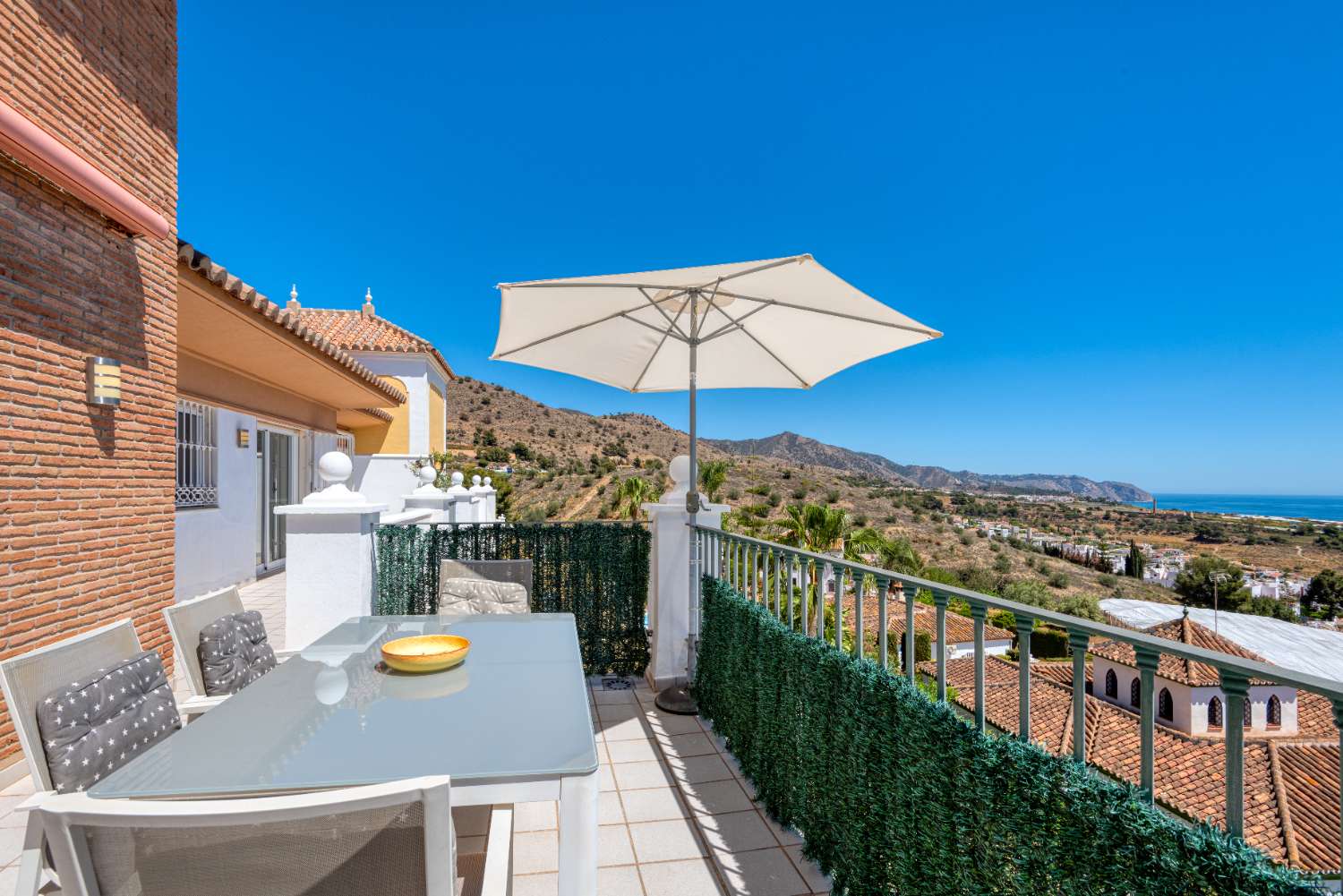 New to the market one of the best penthouses in Nerja with spectacular 180 degree views of mountains, sea and all of Nerja.