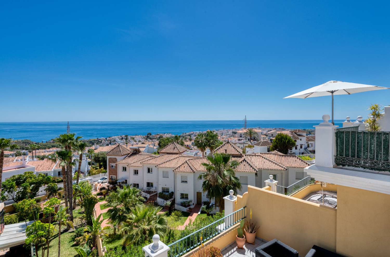 New to the market one of the best penthouses in Nerja with spectacular 180 degree views of mountains, sea and all of Nerja.