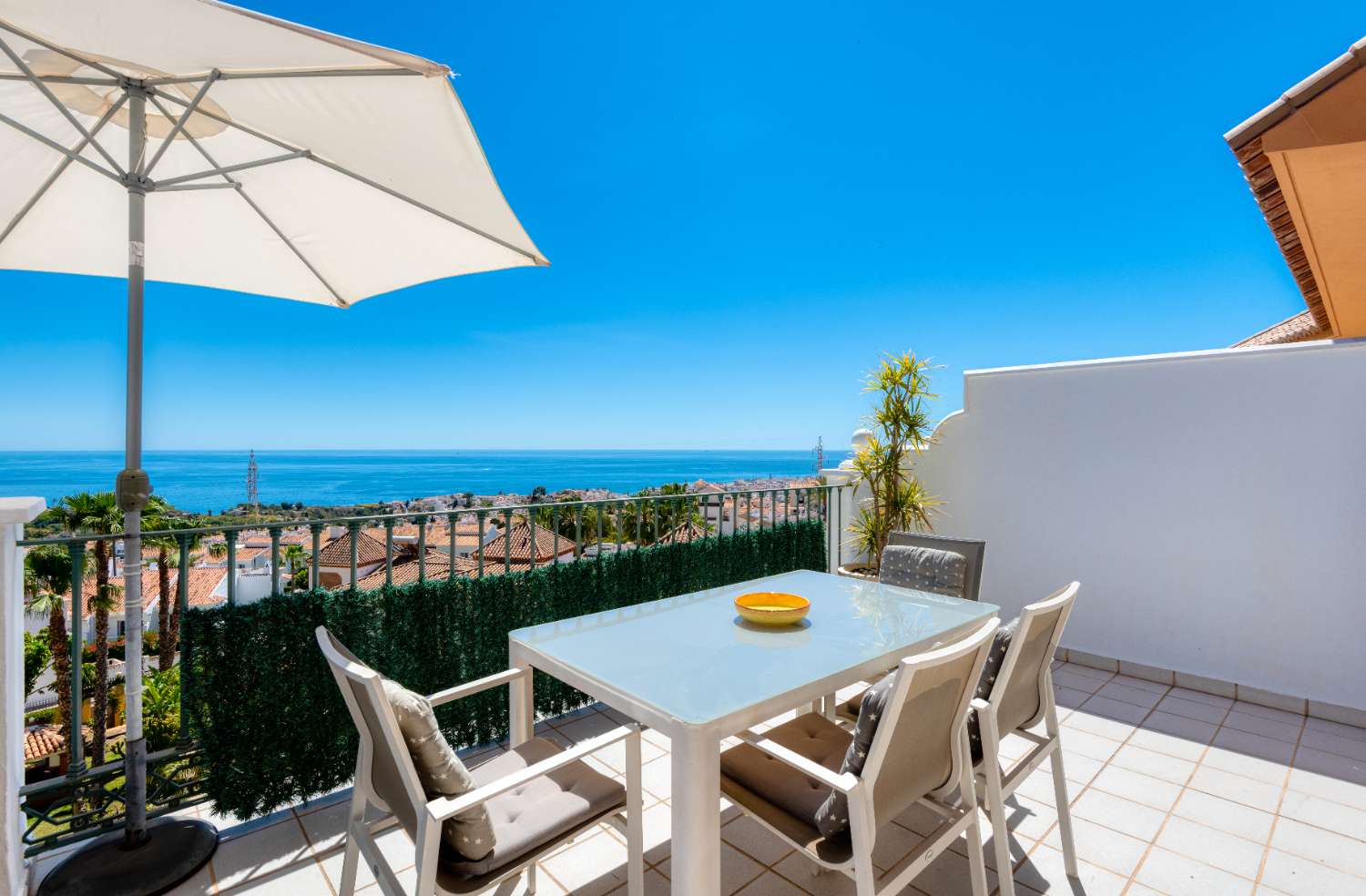 New to the market one of the best penthouses in Nerja with spectacular 180 degree views of mountains, sea and all of Nerja.