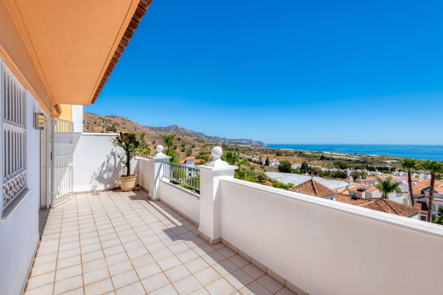 New to the market one of the best penthouses in Nerja with spectacular 180 degree views of mountains, sea and all of Nerja.