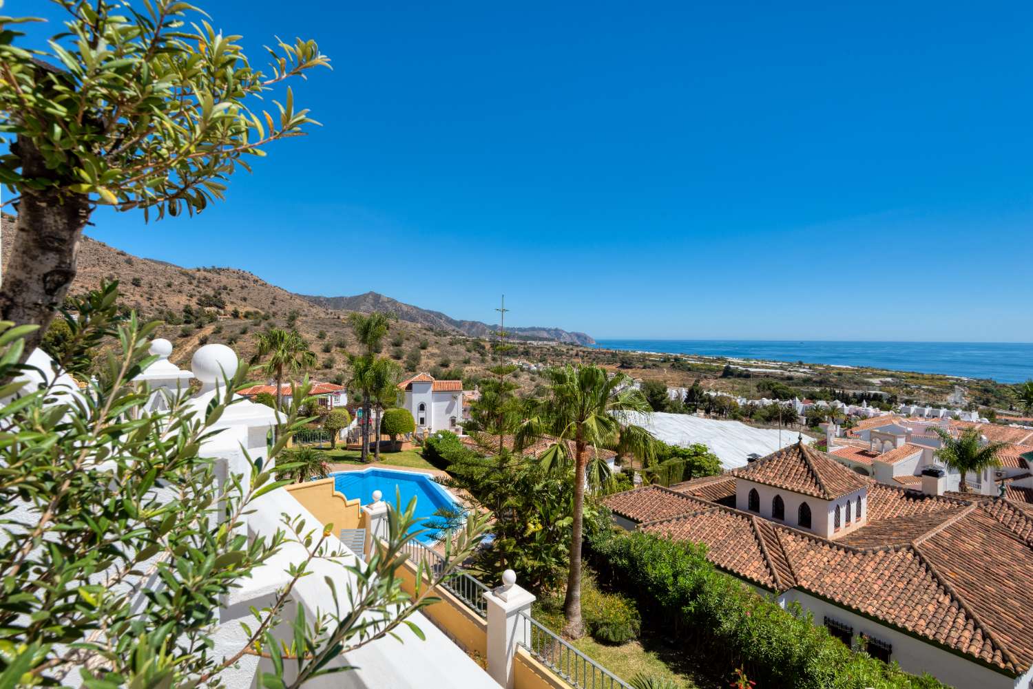 Nouveau sur le marché, l'un des meilleurs penthouses de Nerja avec une vue spectaculaire à 180 degrés sur les montagnes, la mer et tout Nerja.