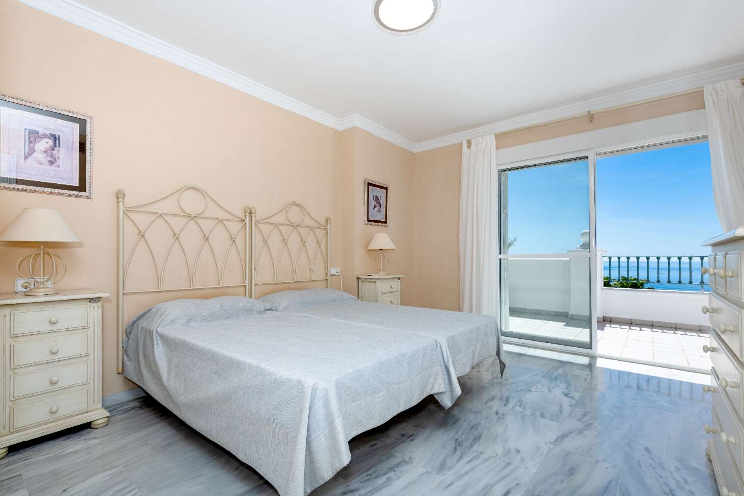 Nieuw op de markt een van de beste penthouses in Nerja met spectaculair 180 graden uitzicht op bergen, zee en heel Nerja.