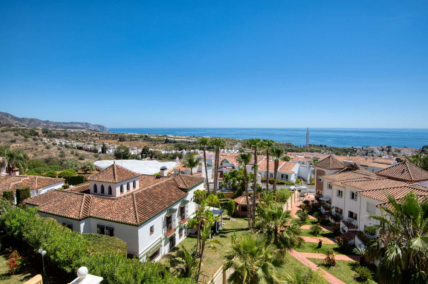 New to the market one of the best penthouses in Nerja with spectacular 180 degree views of mountains, sea and all of Nerja.