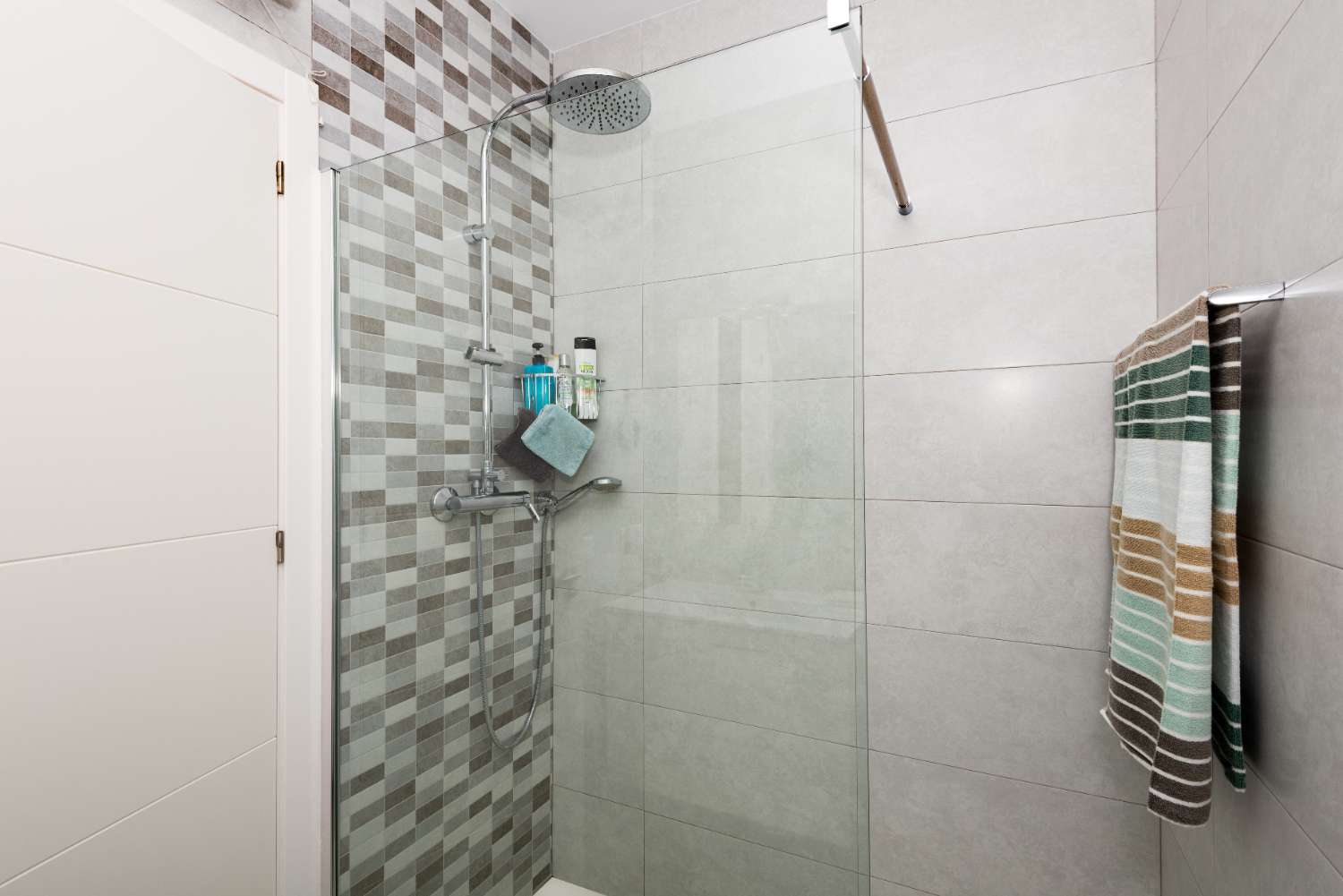 New to the market a frontline apartment in Edificio Tuhillo, in the Parador area of Nerja