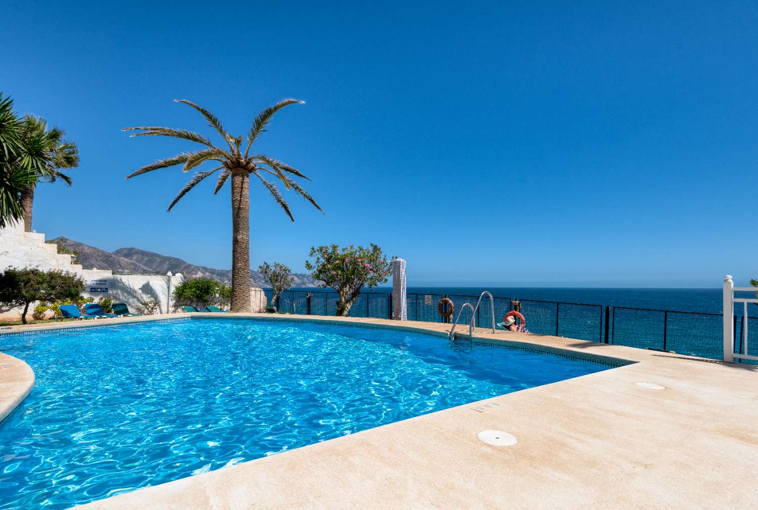 New to the market a frontline apartment in Edificio Tuhillo, in the Parador area of Nerja