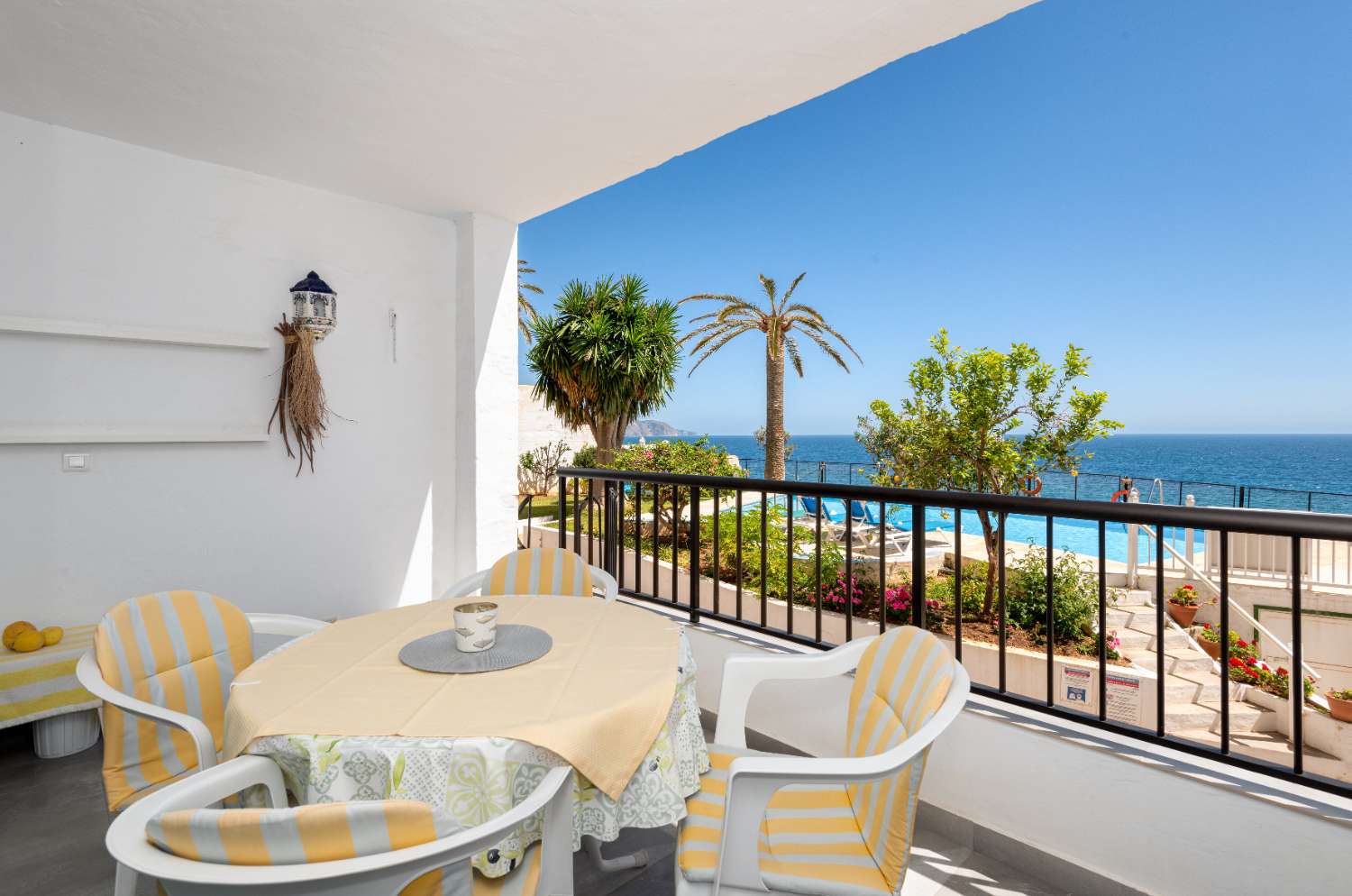 New to the market a frontline apartment in Edificio Tuhillo, in the Parador area of Nerja