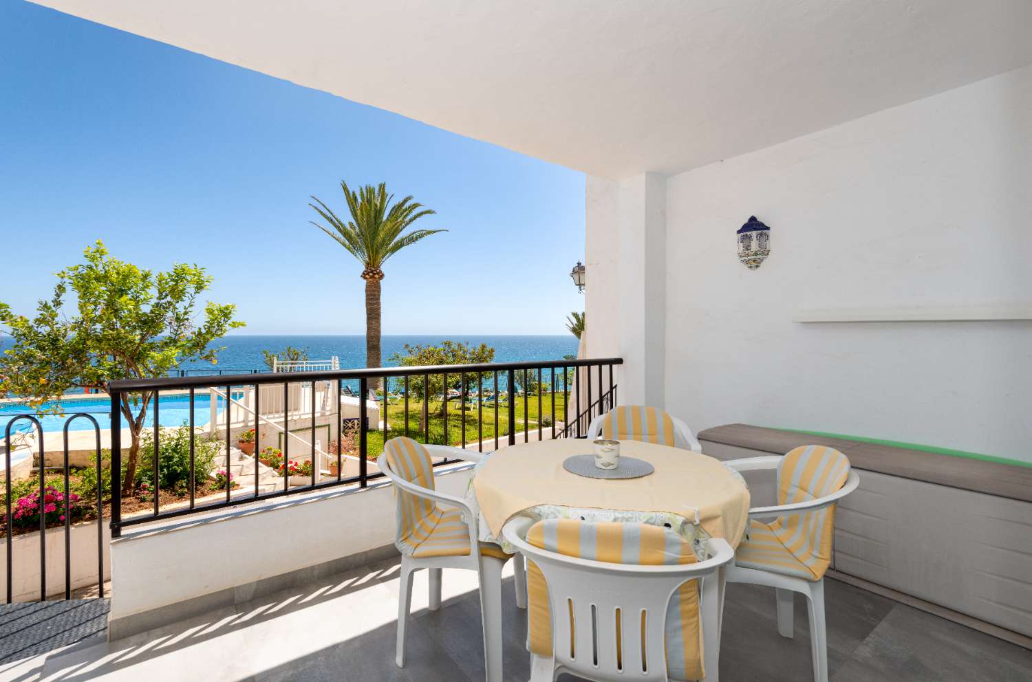 New to the market a frontline apartment in Edificio Tuhillo, in the Parador area of Nerja