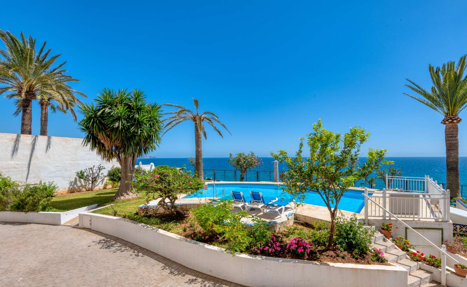 New to the market a frontline apartment in Edificio Tuhillo, in the Parador area of Nerja