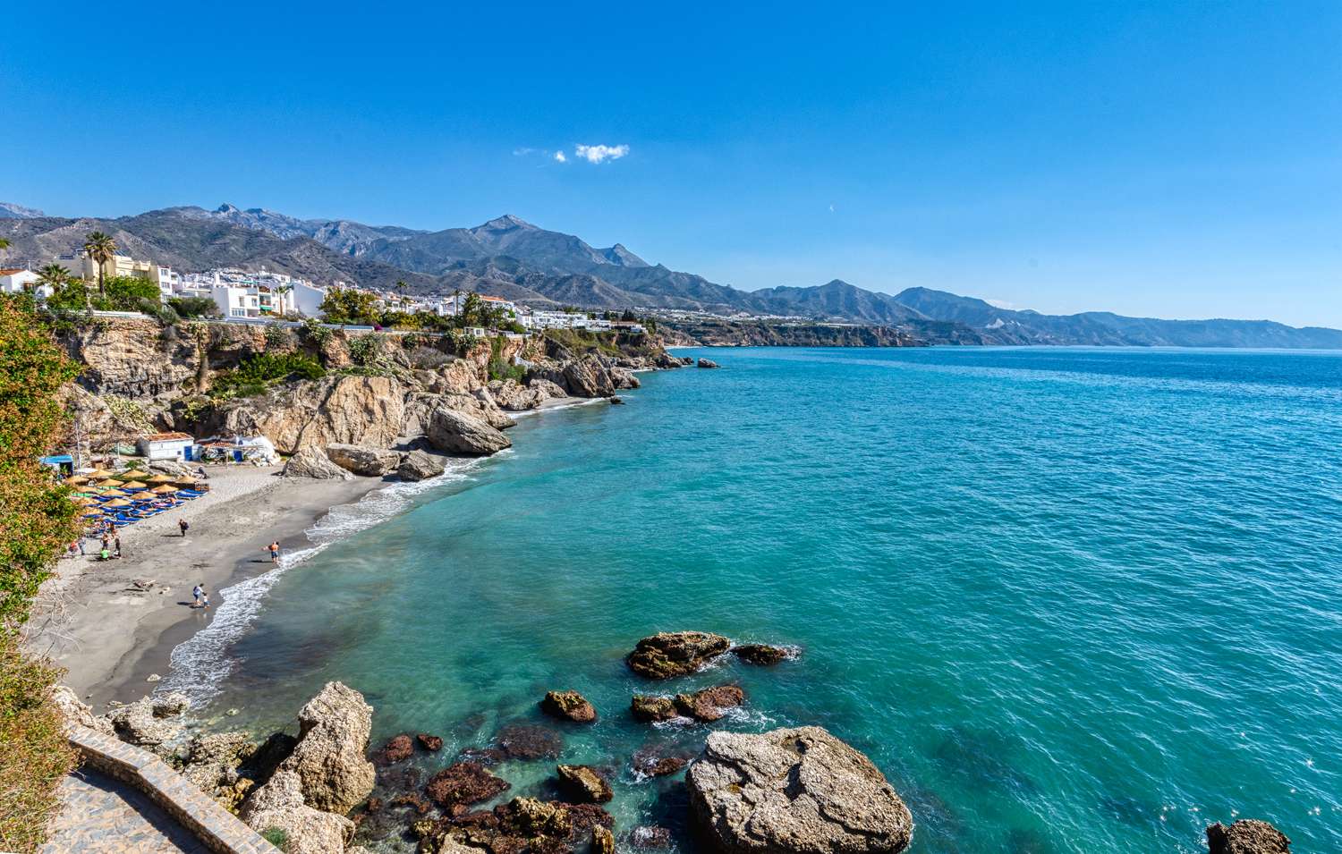 Neu auf dem Markt ist eine Wohnung in erster Meereslinie im Edificio Tuhillo im Parador-Viertel von Nerja