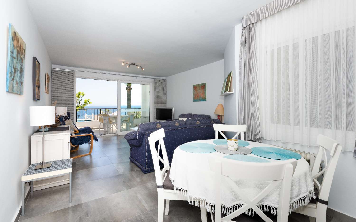 New to the market a frontline apartment in Edificio Tuhillo, in the Parador area of Nerja