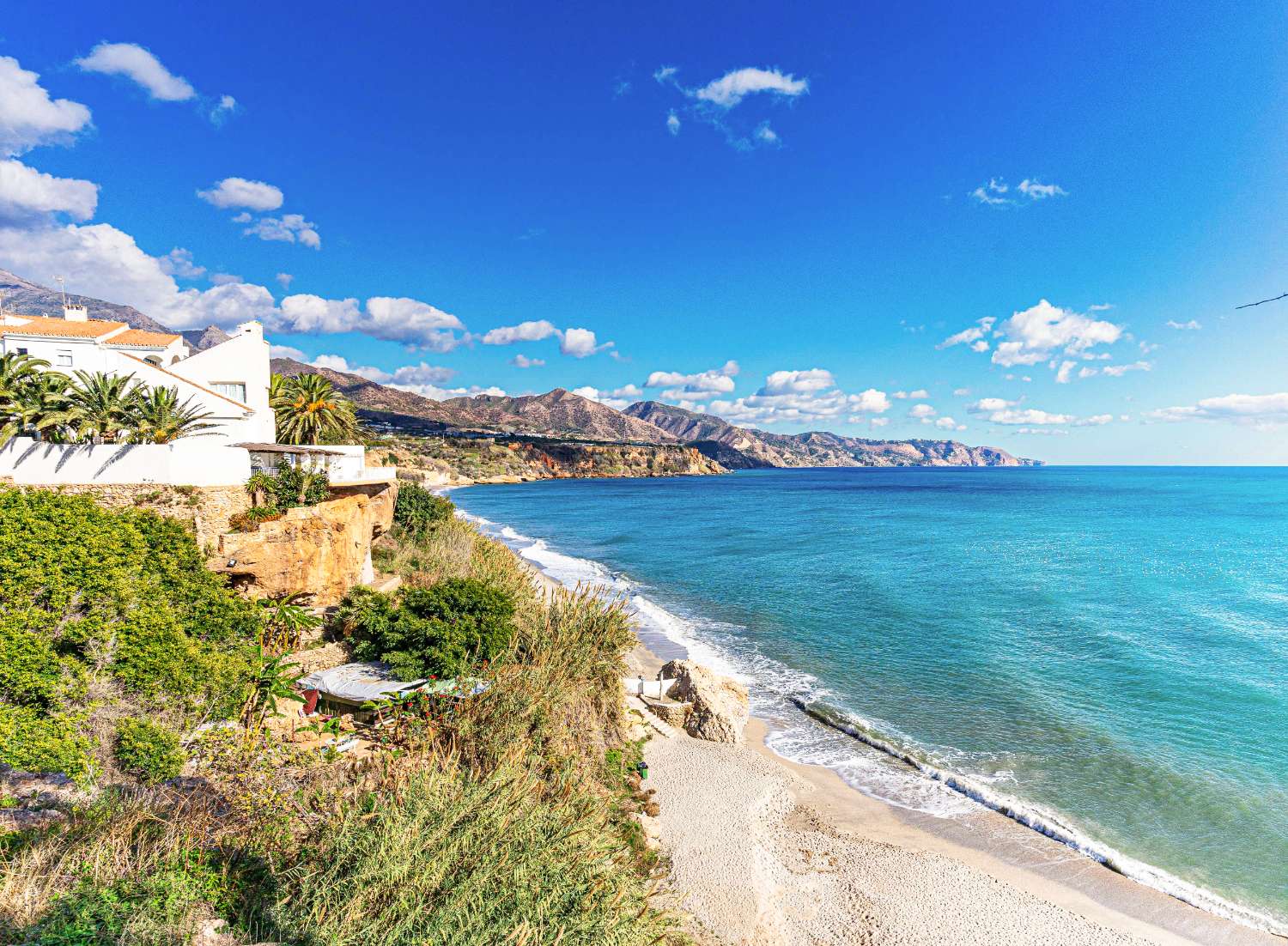 Nuevo en el mercado un apartamento en primera línea en el Edificio Tuhillo, en la zona del Parador de Nerja