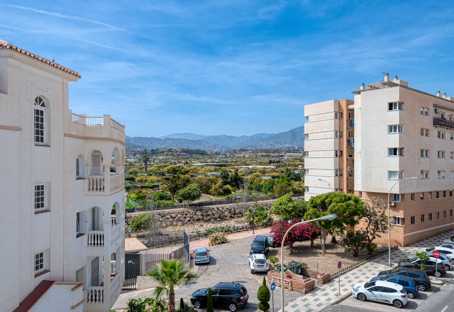 Apartamento en planta alta con vistas al mar en venta en Nerja, zona playa Torrecilla