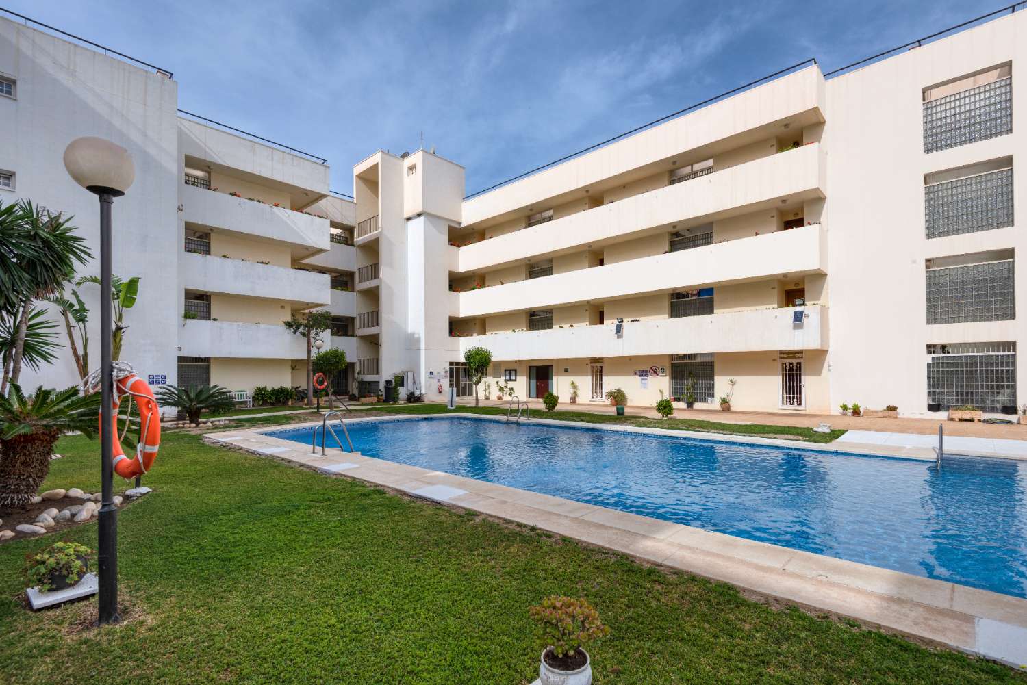 Apartamento en planta alta con vistas al mar en venta en Nerja, zona playa Torrecilla