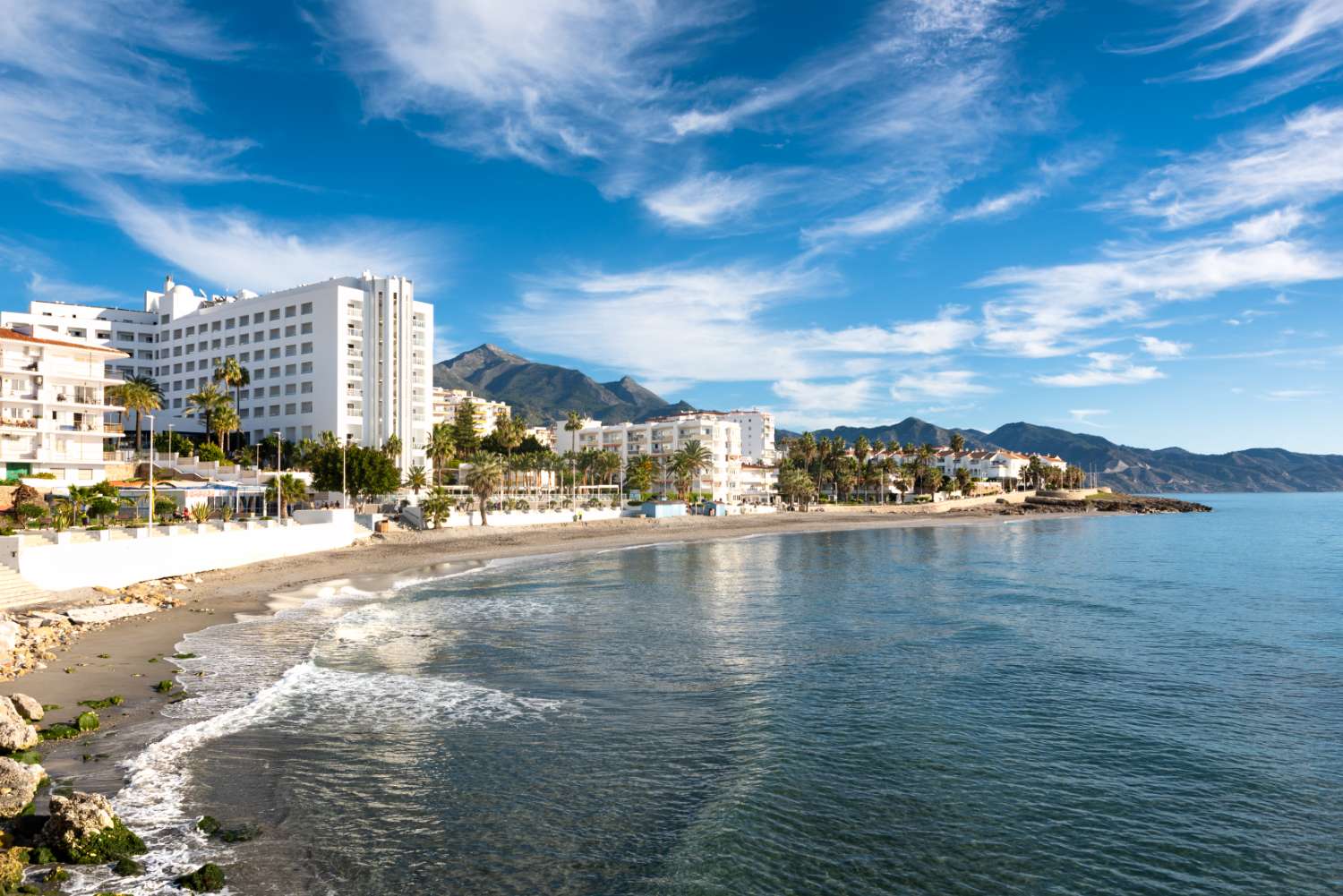 Apartamento en planta alta con vistas al mar en venta en Nerja, zona playa Torrecilla