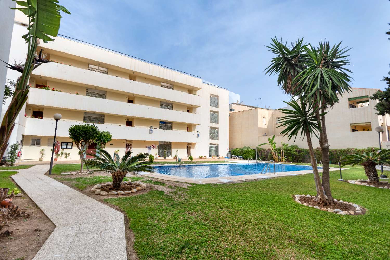 Apartamento en planta alta con vistas al mar en venta en Nerja, zona playa Torrecilla