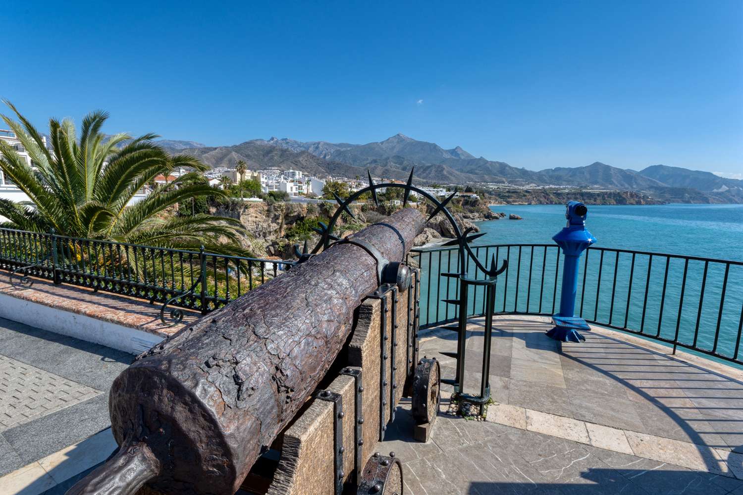 Apartamento en planta alta con vistas al mar en venta en Nerja, zona playa Torrecilla