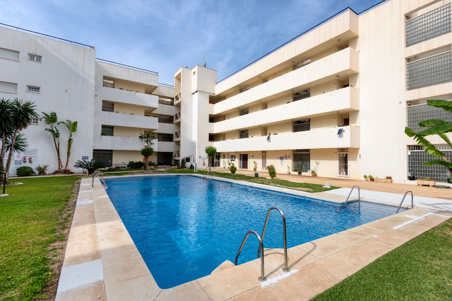 Apartamento en planta alta con vistas al mar en venta en Nerja, zona playa Torrecilla