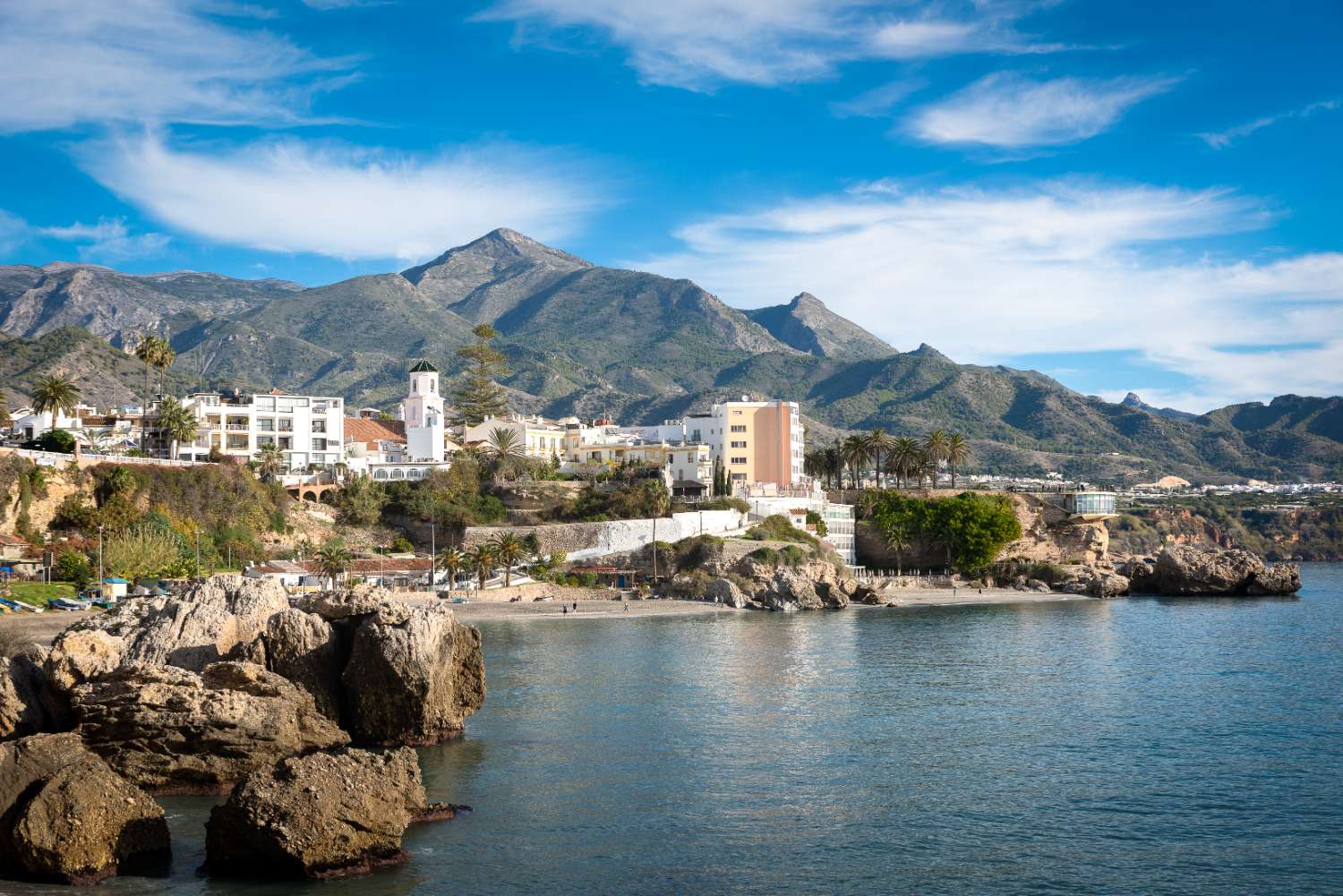 Apartamento en planta alta con vistas al mar en venta en Nerja, zona playa Torrecilla