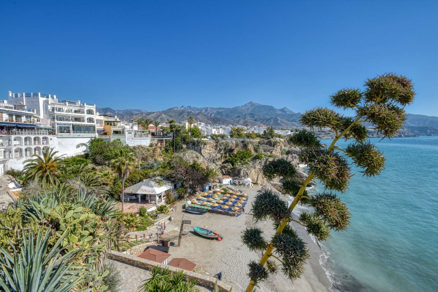 Frittliggende villa til salgs i Nerja med fantastisk hav- og fjellutsikt