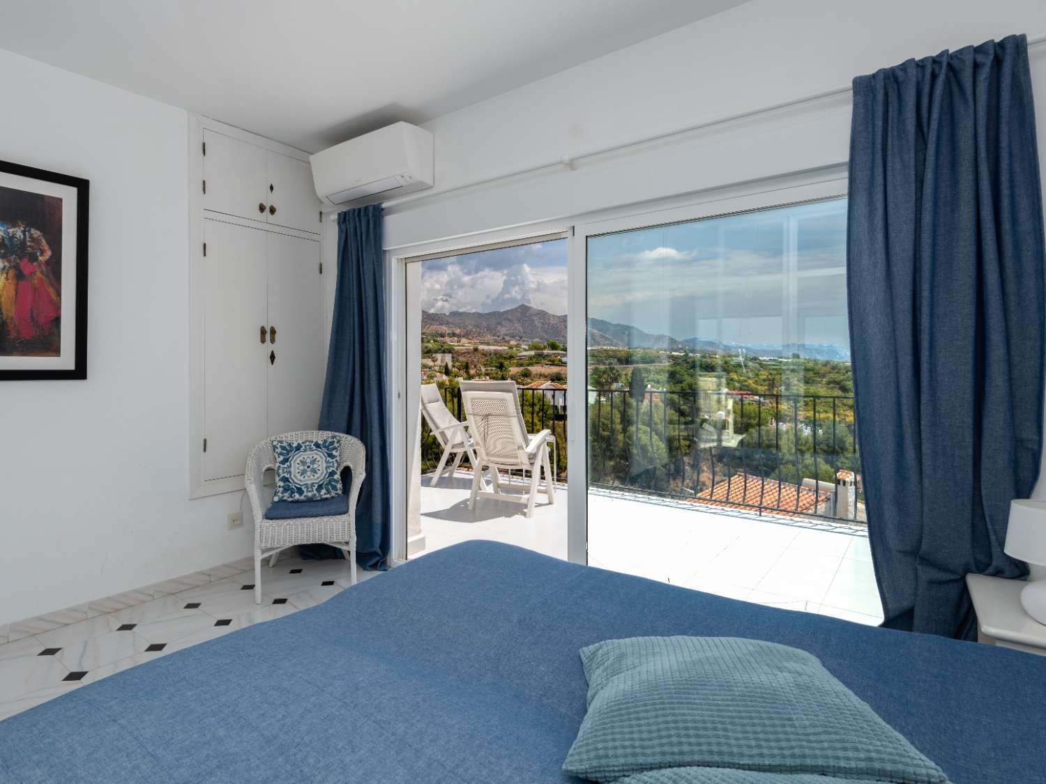 Freistehende Villa zum Verkauf in Nerja mit fantastischem Meer- und Bergblick