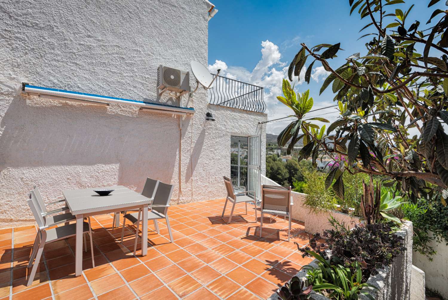 Villa individuelle à vendre à Nerja avec une vue fantastique sur la mer et la montagne