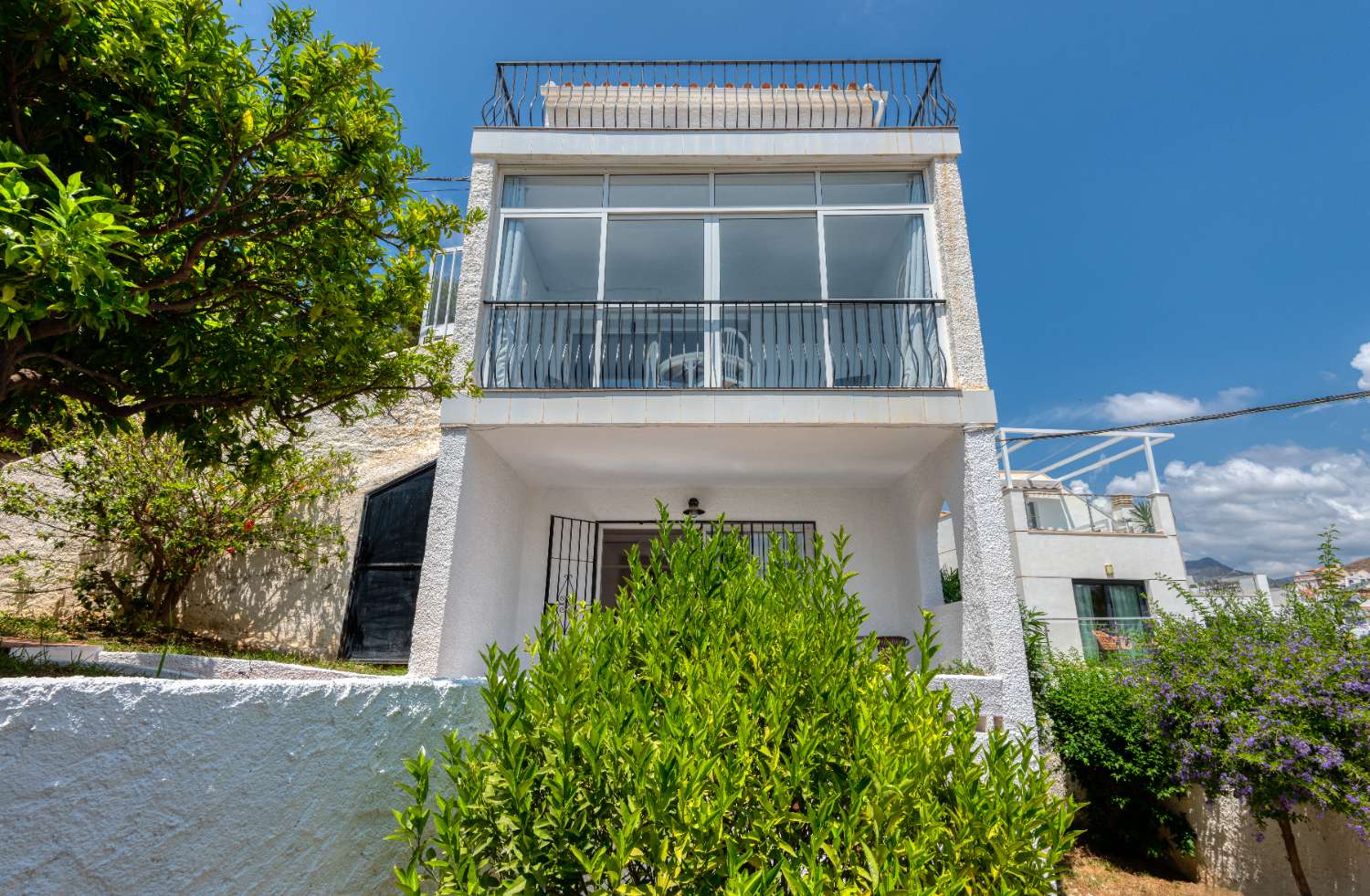 Villa individuelle à vendre à Nerja avec une vue fantastique sur la mer et la montagne