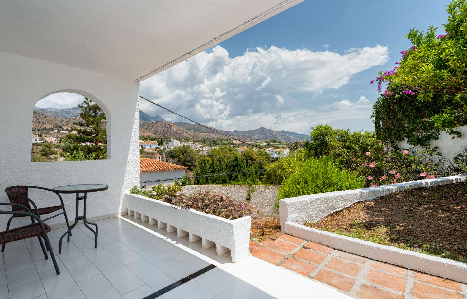 Frittliggende villa til salgs i Nerja med fantastisk hav- og fjellutsikt