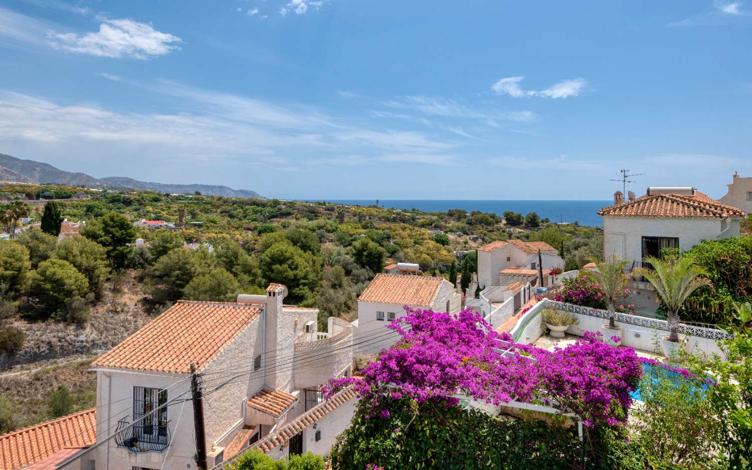 Vrijstaande villa te koop in Nerja met fantastisch uitzicht op zee en de bergen