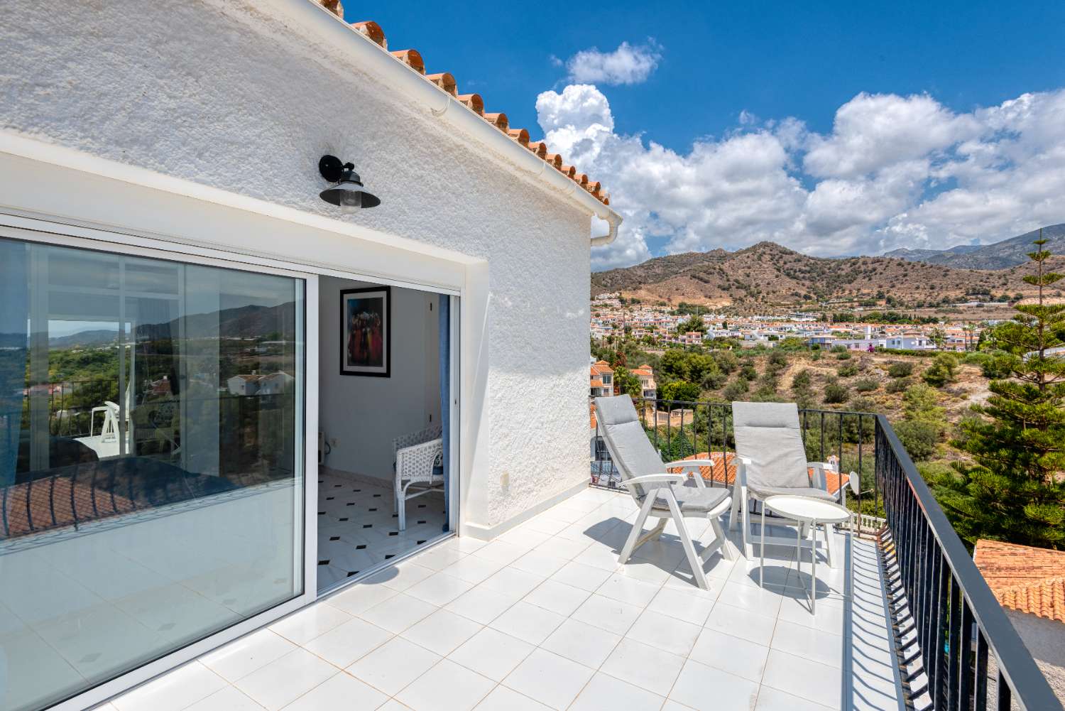 Vrijstaande villa te koop in Nerja met fantastisch uitzicht op zee en de bergen