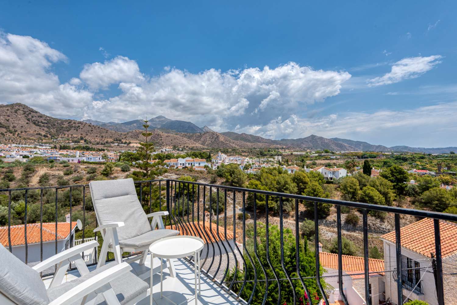 Chalet independiente en venta en Nerja con fantásticas vistas al mar y montaña