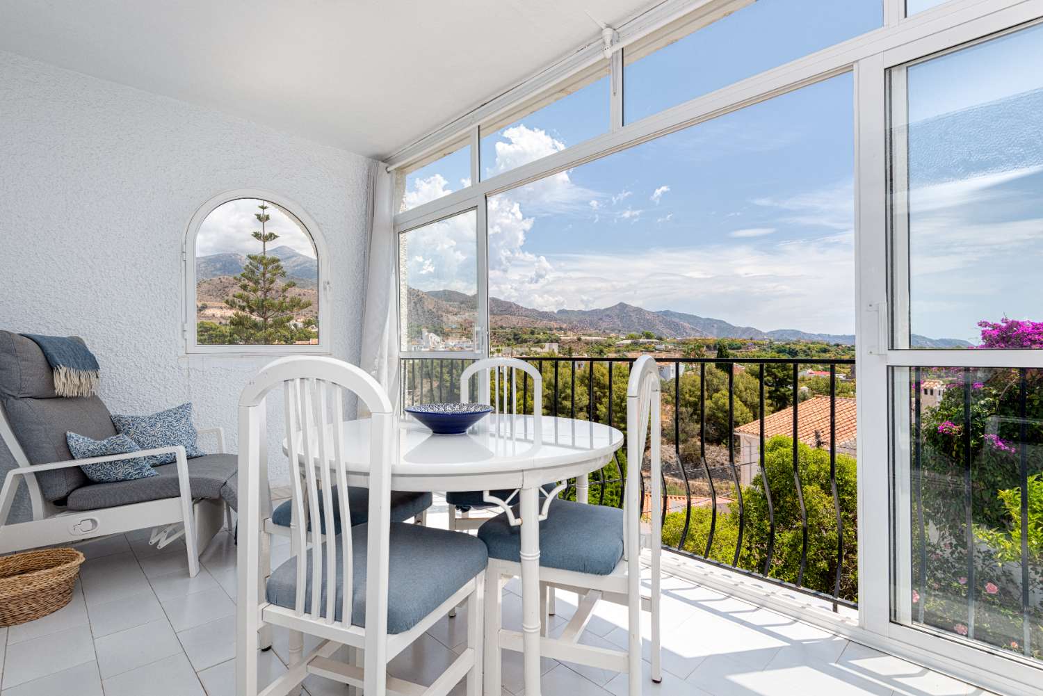 Chalet independiente en venta en Nerja con fantásticas vistas al mar y montaña