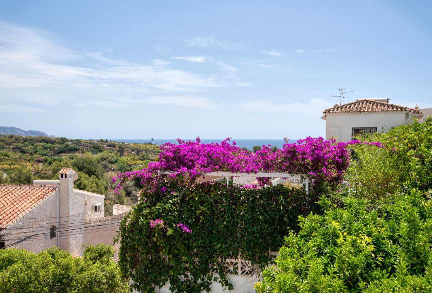 Chalet independiente en venta en Nerja con fantásticas vistas al mar y montaña