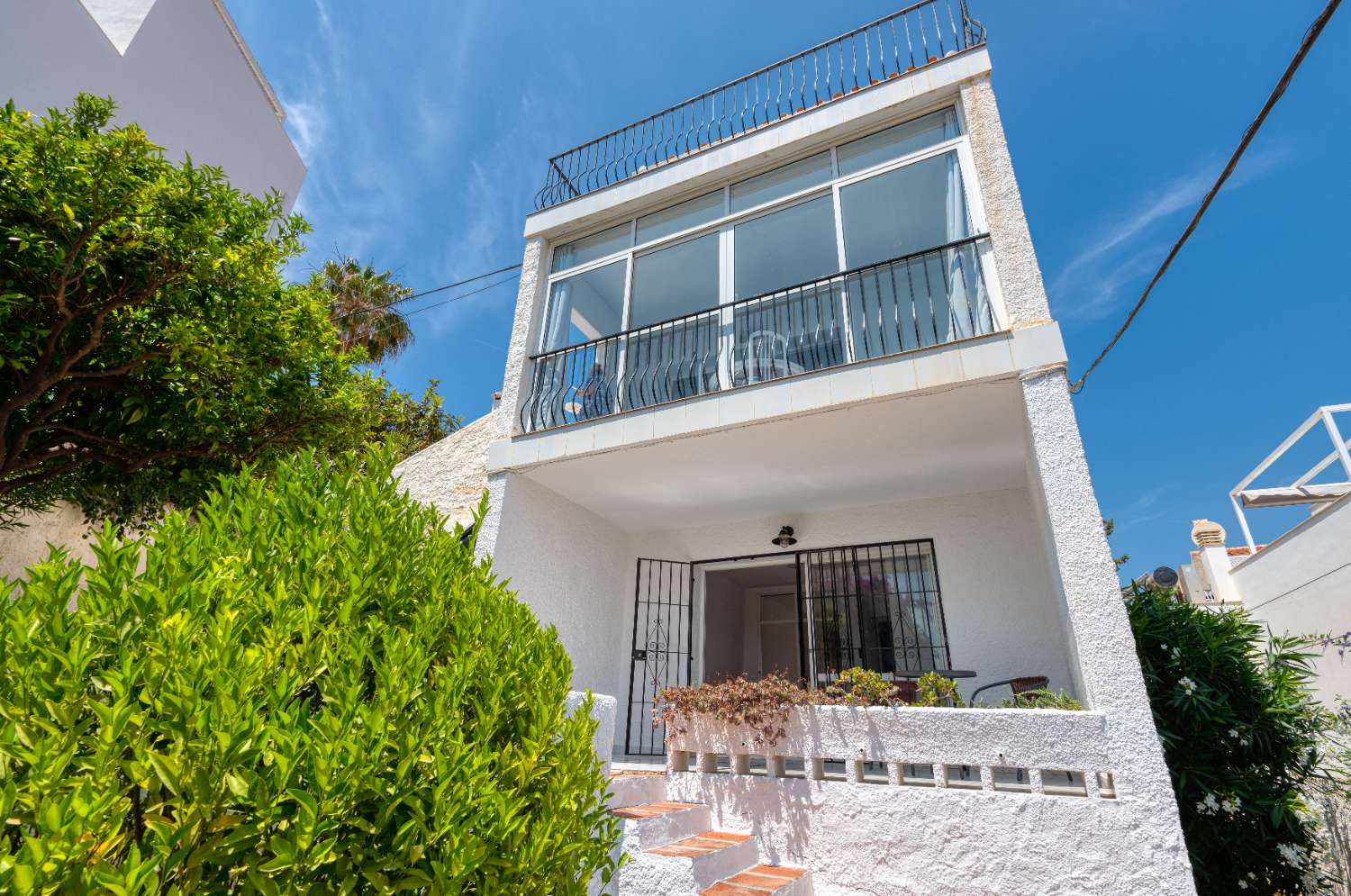 Freistehende Villa zum Verkauf in Nerja mit fantastischem Meer- und Bergblick