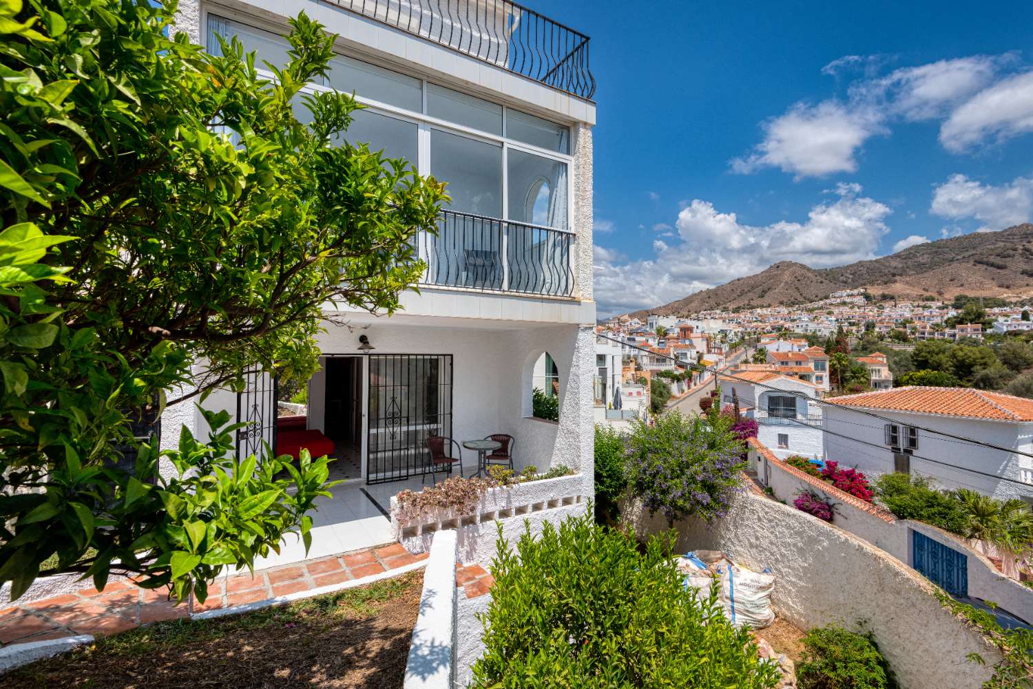 Chalet independiente en venta en Nerja con fantásticas vistas al mar y montaña