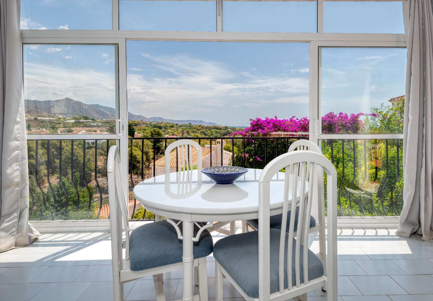 Vrijstaande villa te koop in Nerja met fantastisch uitzicht op zee en de bergen