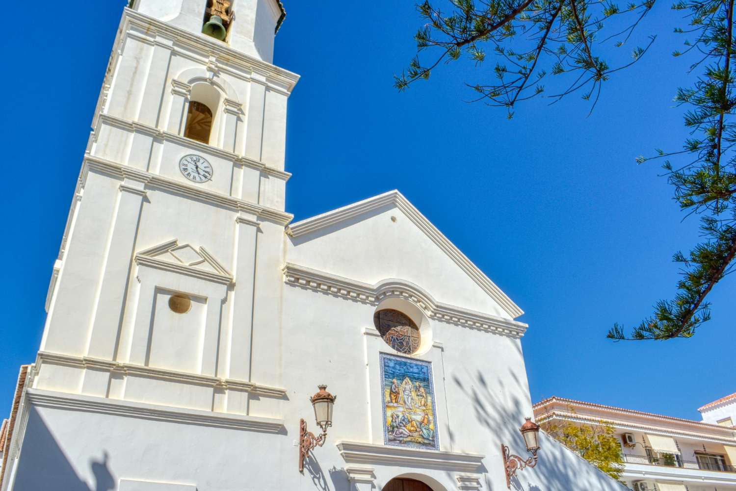 Vrijstaande villa te koop in Nerja met fantastisch uitzicht op zee en de bergen