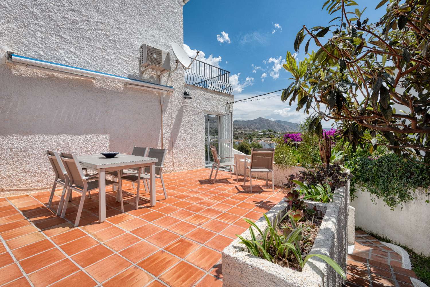 Chalet independiente en venta en Nerja con fantásticas vistas al mar y montaña