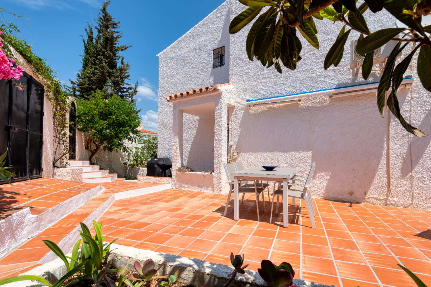 Vrijstaande villa te koop in Nerja met fantastisch uitzicht op zee en de bergen