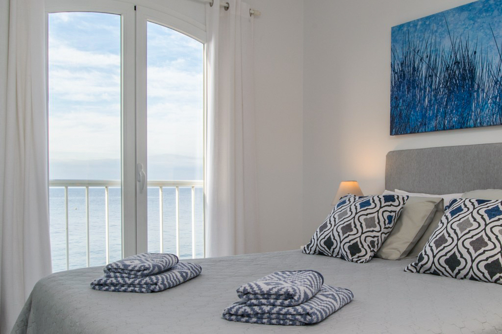 Fantastisch eerstelijns appartement te koop in Nerja met directe toegang tot het strand en adembenemend uitzicht op zee