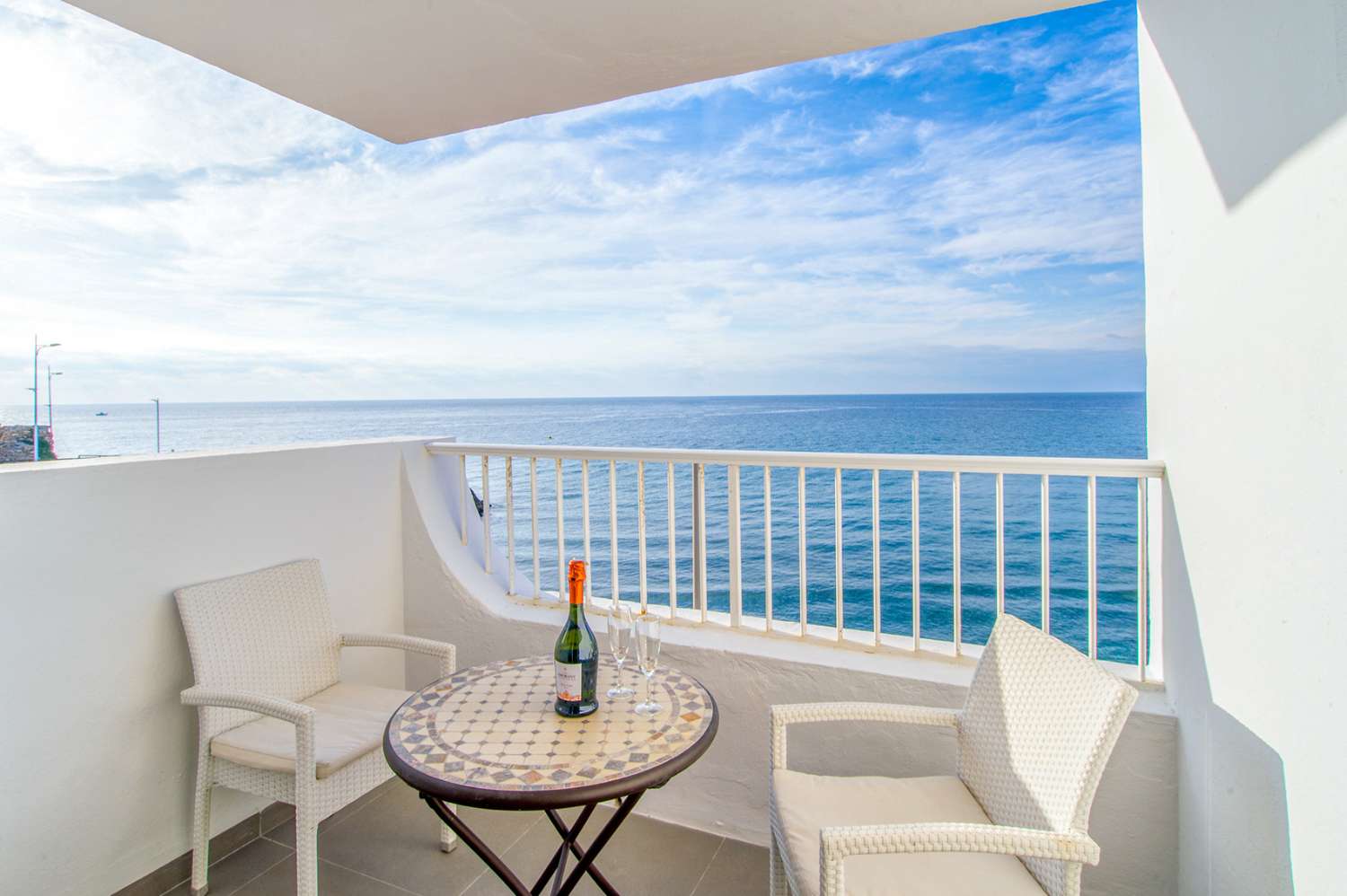 Fantástico apartamento en primera línea en venta en Nerja con acceso directo a la playa e impresionantes vistas al mar