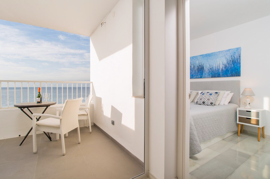 Fantastische Wohnung in erster Meereslinie in Nerja mit direktem Zugang zum Strand und atemberaubendem Meerblick zu verkaufen