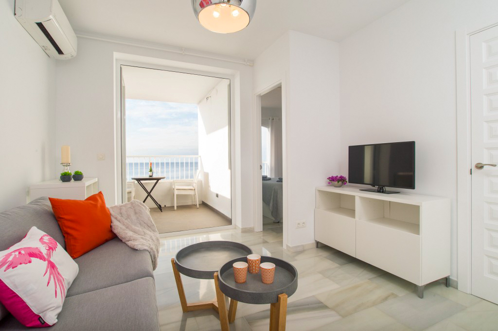 Fantastisch eerstelijns appartement te koop in Nerja met directe toegang tot het strand en adembenemend uitzicht op zee
